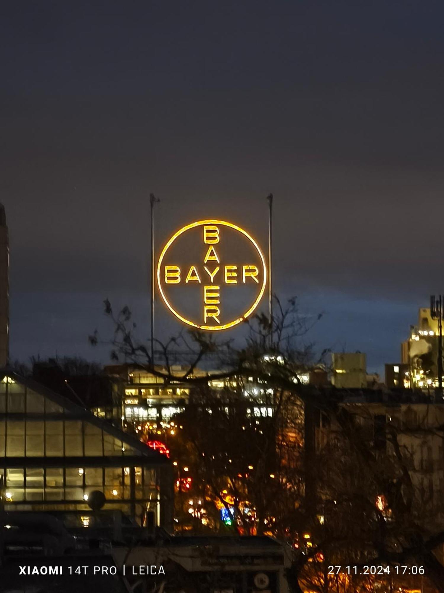 Im Herzen Von Wiesdorf- Blick Auf Das Bayer-Kreuz -Appartement Mit 2 Schlafzimmern-Fuer 3 Personen -Zentral Gelegen - Friedrich Ebert Platz 5A , 4Te Etage - Dachterrasse Und Sauna - Kaution Pflicht - Leverkusen Luaran gambar