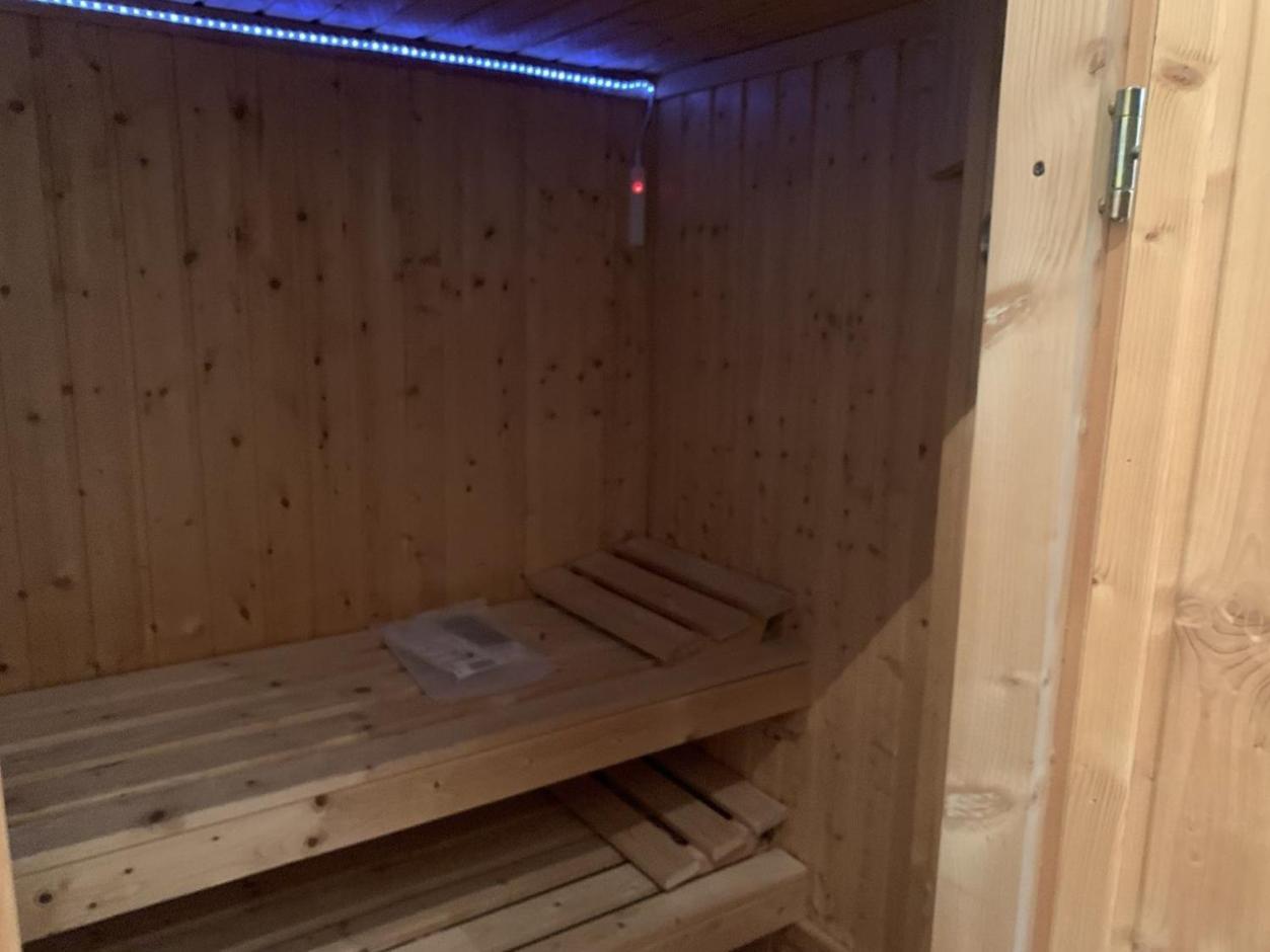 Im Herzen Von Wiesdorf- Blick Auf Das Bayer-Kreuz -Appartement Mit 2 Schlafzimmern-Fuer 3 Personen -Zentral Gelegen - Friedrich Ebert Platz 5A , 4Te Etage - Dachterrasse Und Sauna - Kaution Pflicht - Leverkusen Luaran gambar