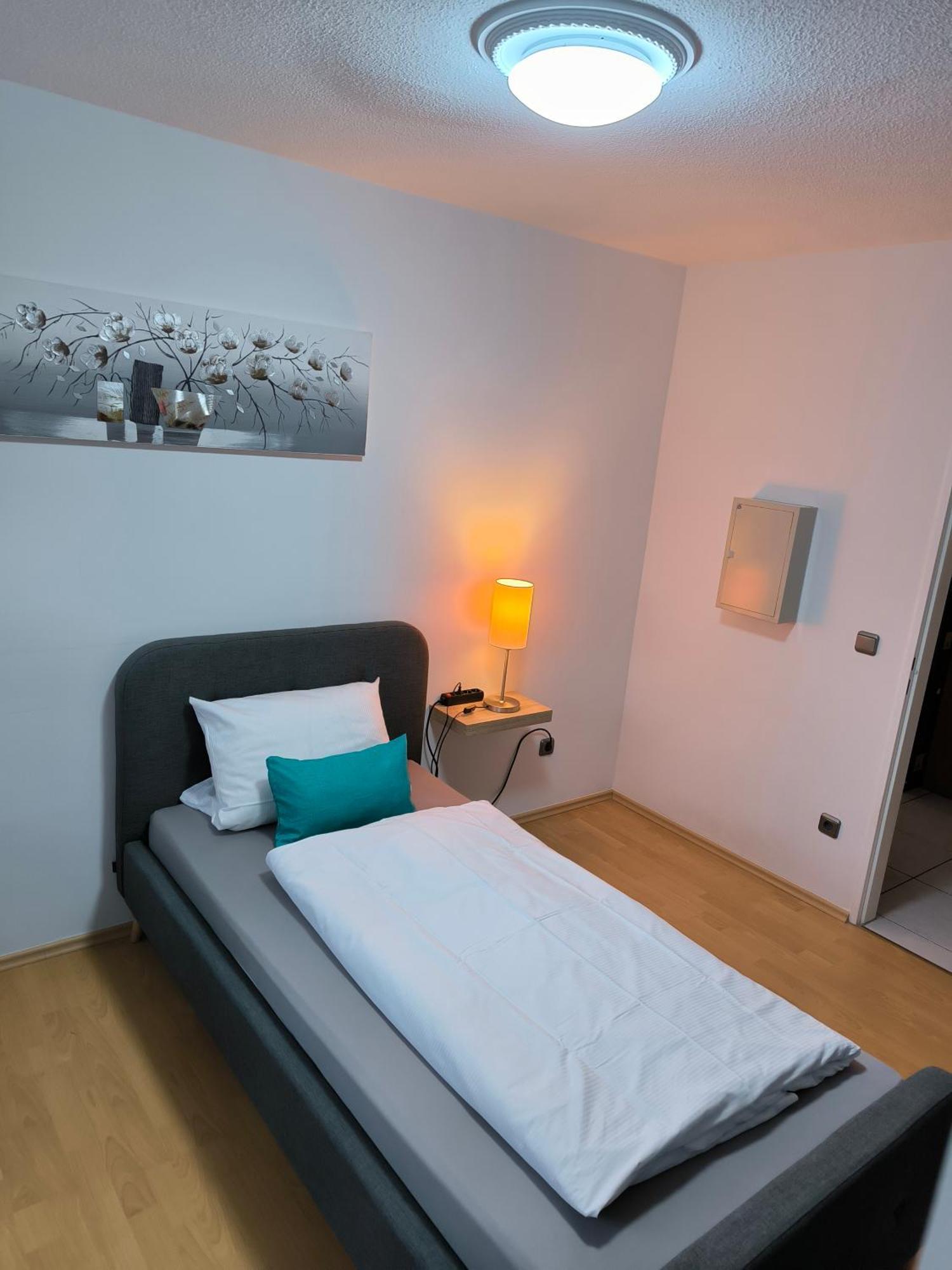 Im Herzen Von Wiesdorf- Blick Auf Das Bayer-Kreuz -Appartement Mit 2 Schlafzimmern-Fuer 3 Personen -Zentral Gelegen - Friedrich Ebert Platz 5A , 4Te Etage - Dachterrasse Und Sauna - Kaution Pflicht - Leverkusen Luaran gambar