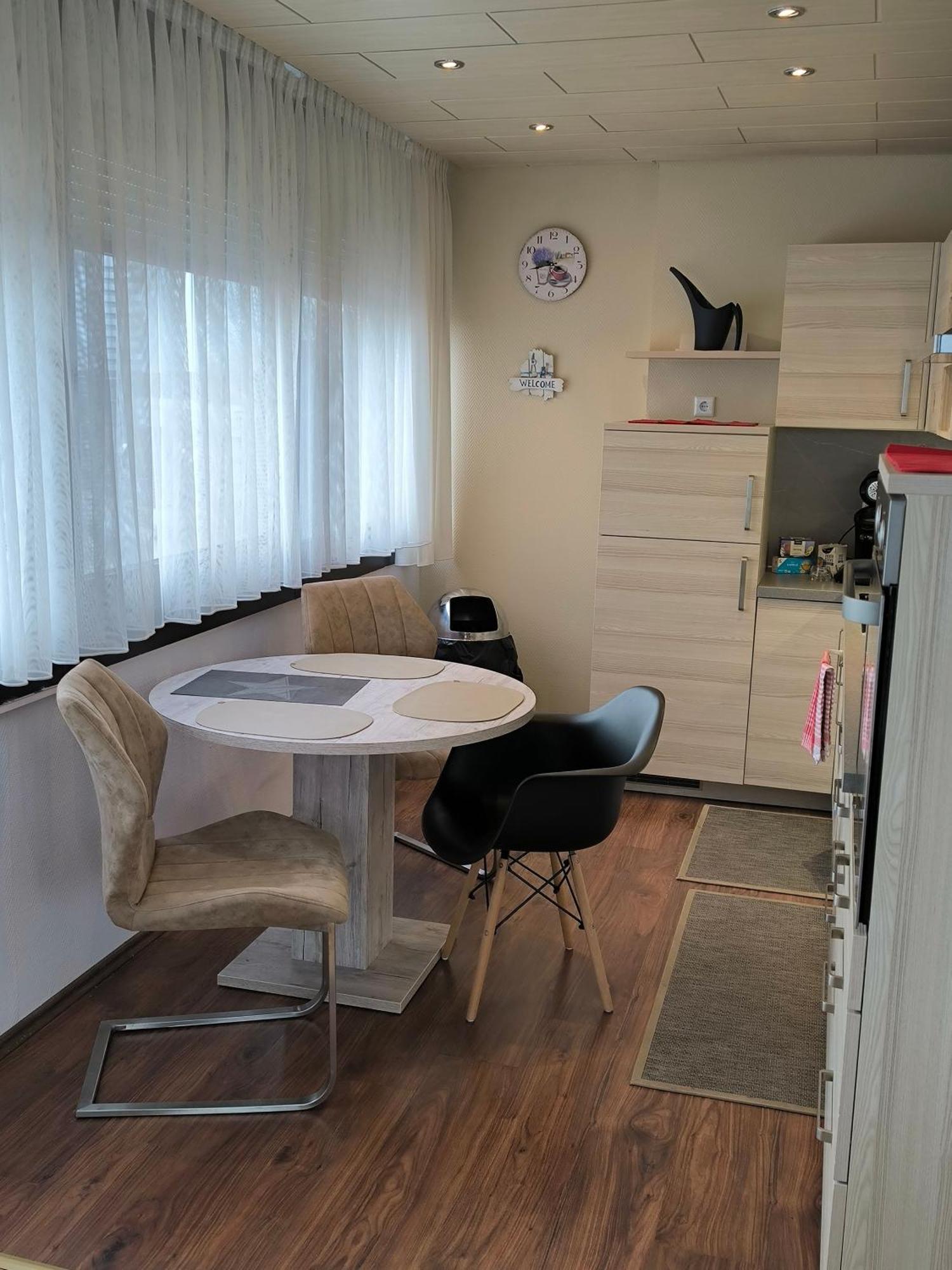 Im Herzen Von Wiesdorf- Blick Auf Das Bayer-Kreuz -Appartement Mit 2 Schlafzimmern-Fuer 3 Personen -Zentral Gelegen - Friedrich Ebert Platz 5A , 4Te Etage - Dachterrasse Und Sauna - Kaution Pflicht - Leverkusen Luaran gambar