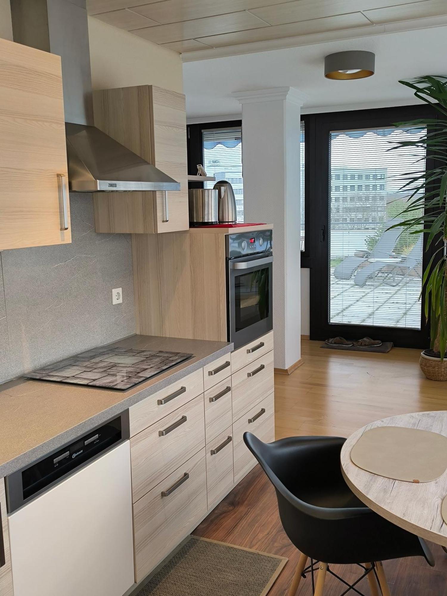 Im Herzen Von Wiesdorf- Blick Auf Das Bayer-Kreuz -Appartement Mit 2 Schlafzimmern-Fuer 3 Personen -Zentral Gelegen - Friedrich Ebert Platz 5A , 4Te Etage - Dachterrasse Und Sauna - Kaution Pflicht - Leverkusen Luaran gambar